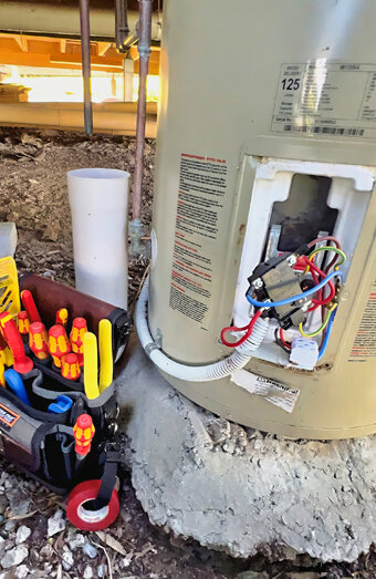 https://bassendeanhotwater.com.au/uploads/2025/06/electric-hot-water-system-49471.jpg