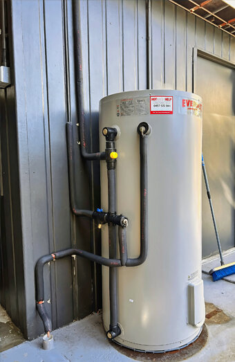 https://bassendeanhotwater.com.au/uploads/2025/06/electric-hot-water-system-68504.jpg